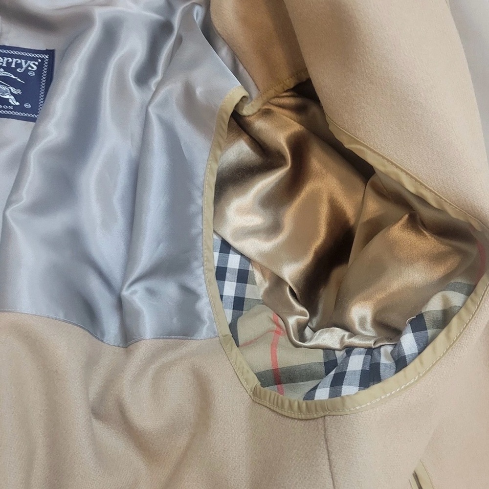 Vintage Near Mint Burberry Beige Trench Coat - Picture 8 of 10